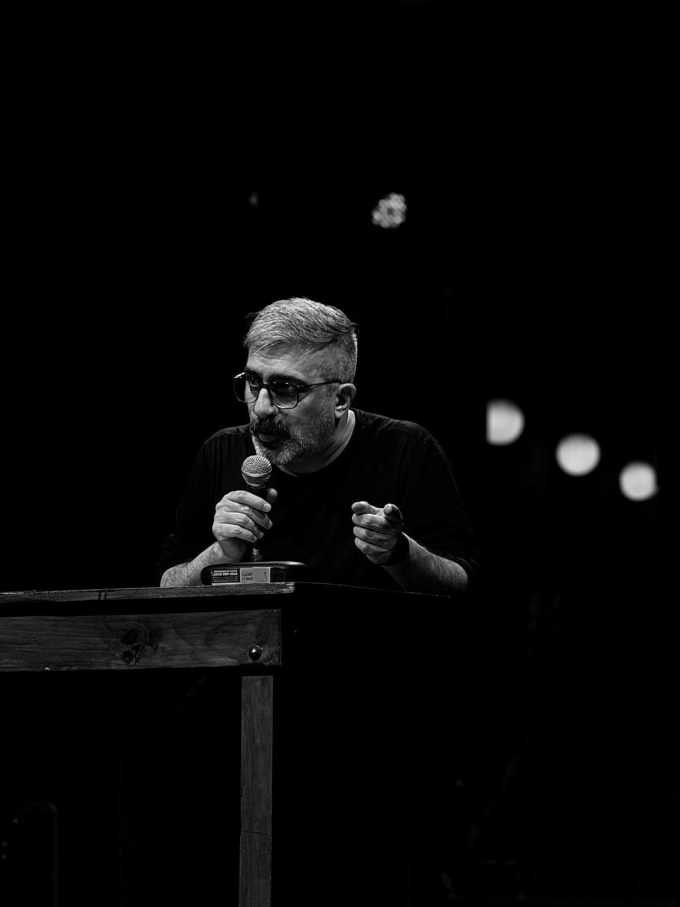 Fernando Gallego exponiendo con micrófono